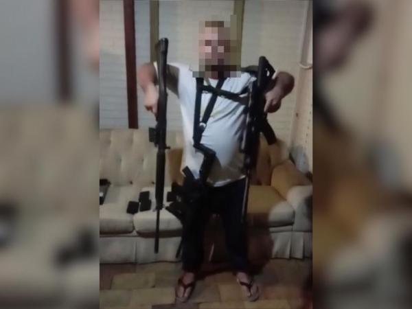 TAVA JURADO DE MORTE: FOTOS NO INSTAGRAM MOSTRAM HOMEM EXECUTADO NO RUTH CARDOSO POSANDO COM METRALHADORAS