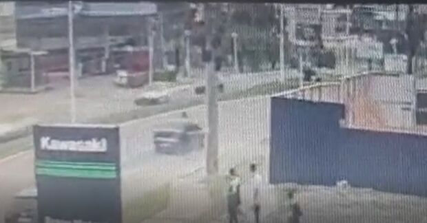 Carona Perigosa - Motorista atropela e carrega vítima no capô por uma quadra