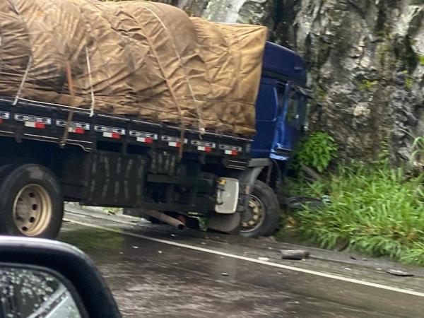NO MORRO DO BOI: ACIDENTE BLOQUEIA PARCIALMENTE A BR-101 NO SENTIDO SUL EM BALNÉARIO CAMBORIÚ