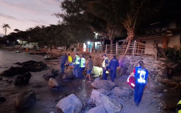 Penha - Homem sofre queda em costão da Vila dos Pescadores na praia de São Miguel