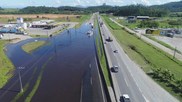 Araquari - Rompimento de adutora de esgoto provoca filas na BR-101