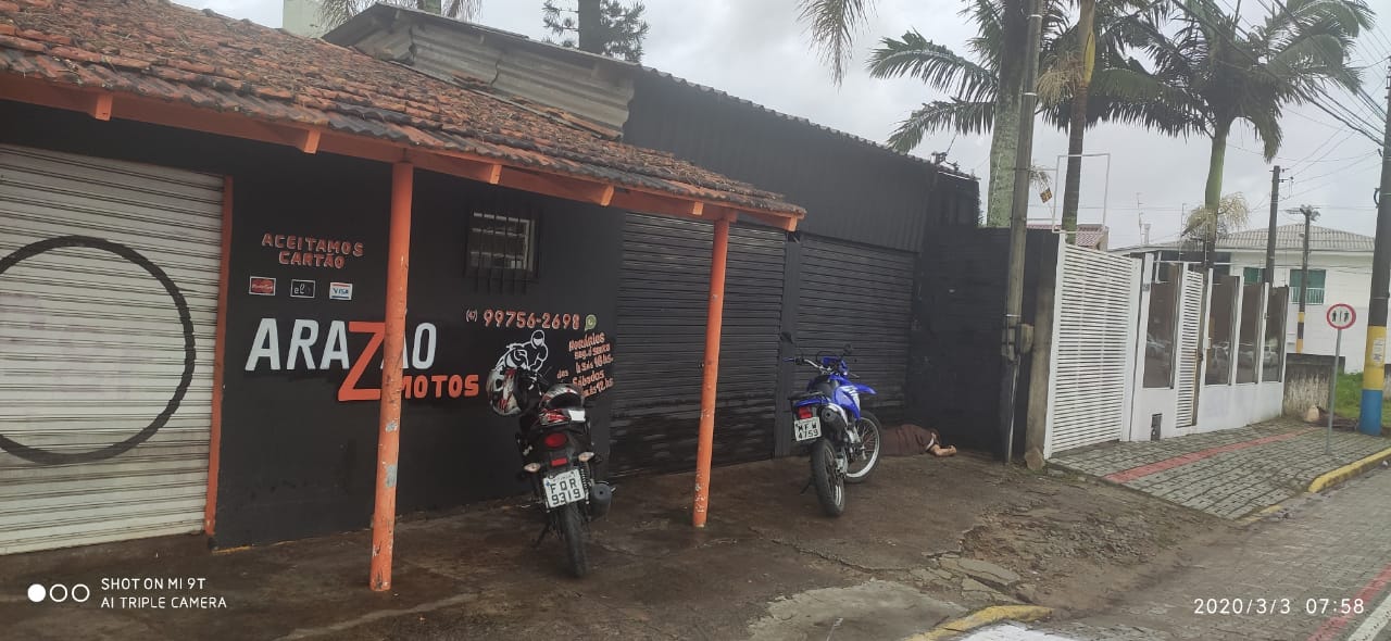 EM NAVEGANTES: HOMEM É ENCONTRADO MORTO COM CORTE NA TESTA NA FRENTE DE OFICINA DE MOTOS