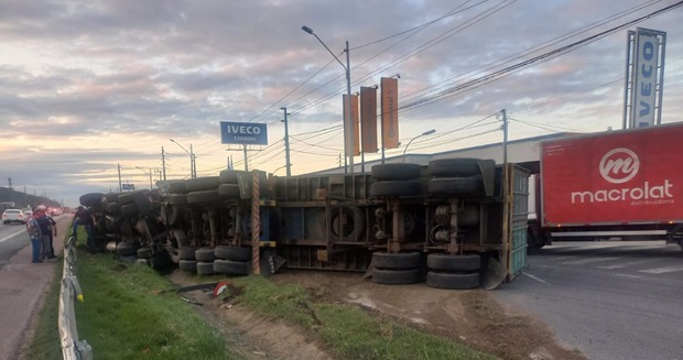 Itajaí - Caminhão com contêineres tomba na marginal do quilômetro 120 da BR-101