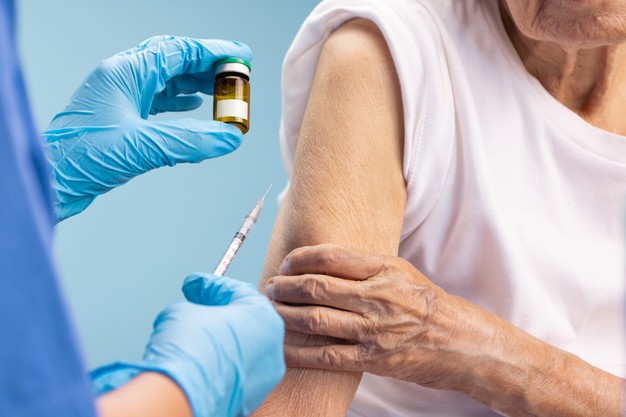 Vacinação - Pessoas acima dos 70 anos podem tomar a segunda dose de reforço contra Covid-19, em Penha