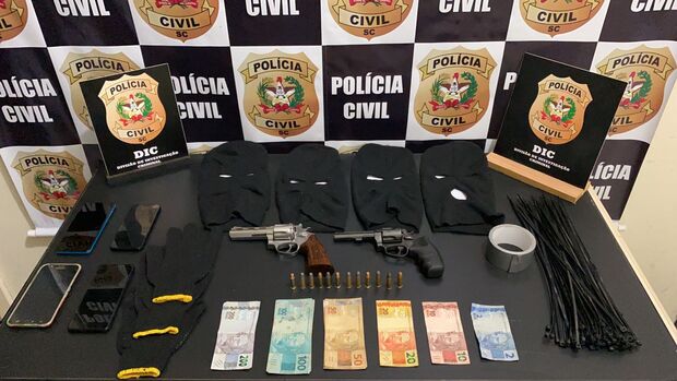 Blumenau - Polícia prende suspeitos de assaltar cooperativa de crédito no bairro Itoupava Central