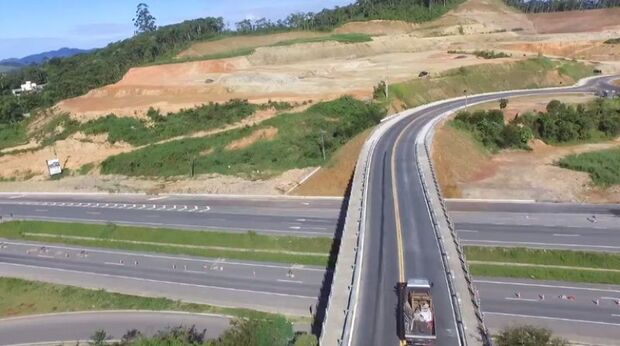BR-470 - Viaduto de acesso à ponte de Gaspar é liberado ao trânsito