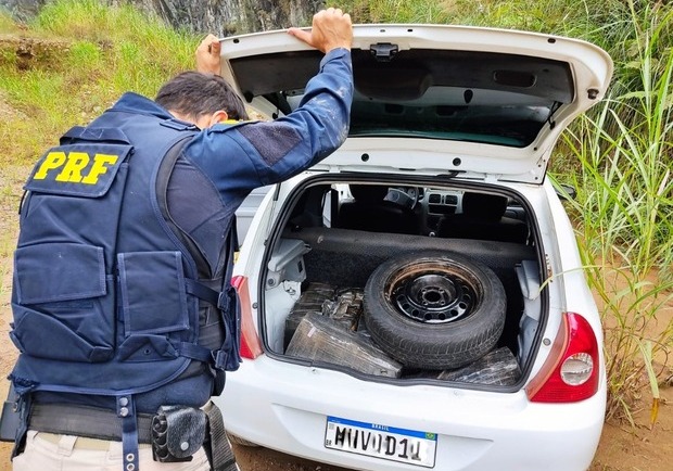 Joinville - PRF apreende 215 quilos de maconha na BR-101