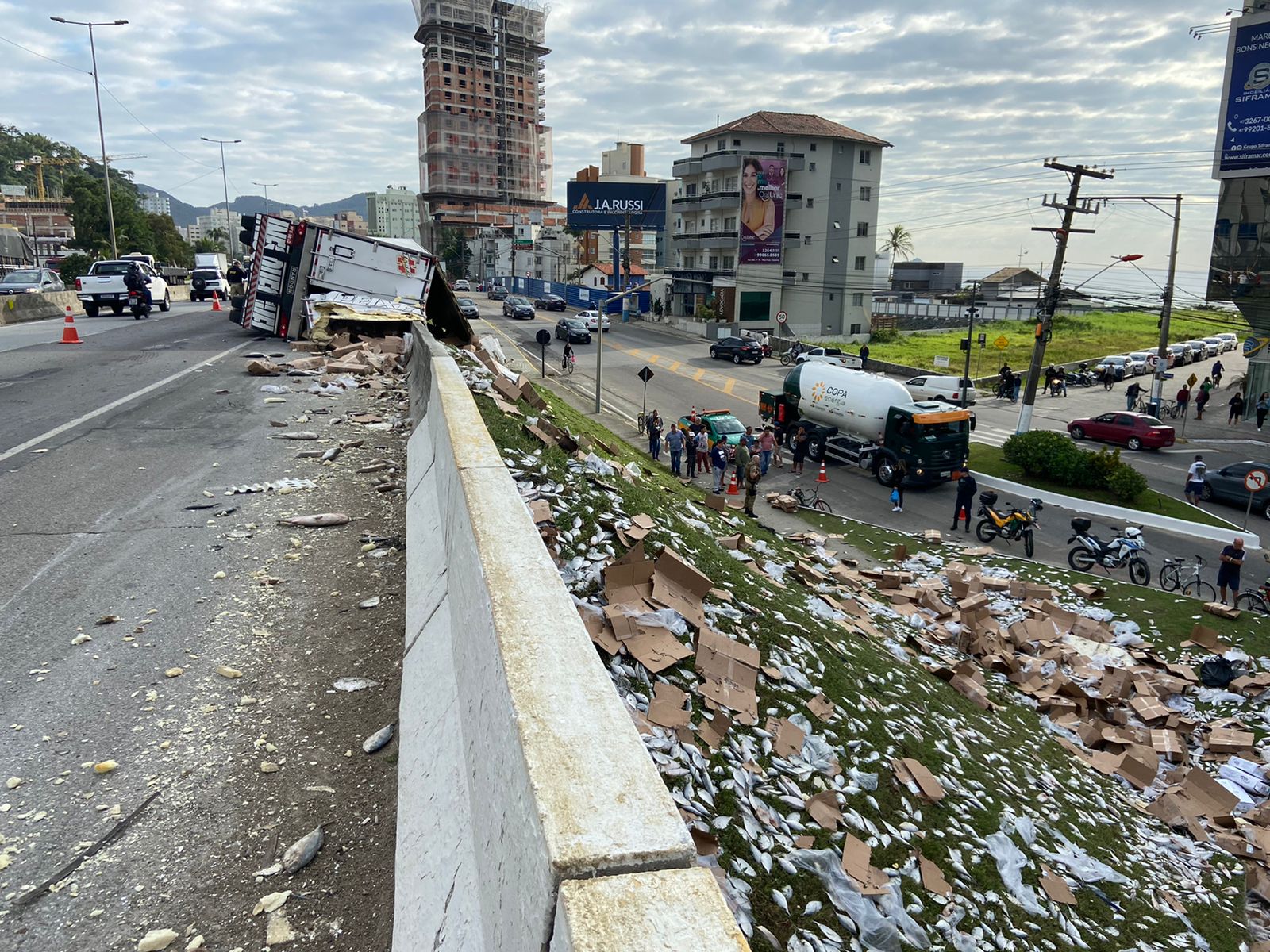 Deu Peixe na BR-101 – Caminhão carregado de pescados tomba no quilômetro 149, em Itapema