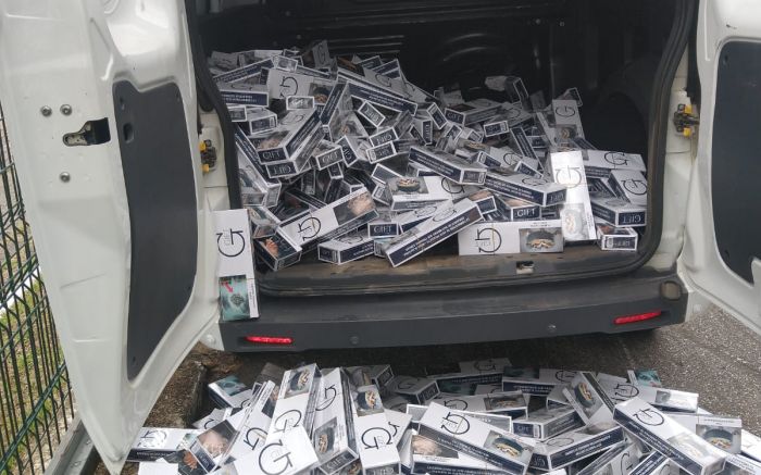 Itajaí - Motorista capota carro com carga de cigarros contrabandeados