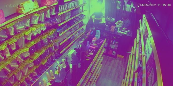 Tava na Seca - Ladrão furta vagina de borracha de sexy shop em Balneário Camboriú