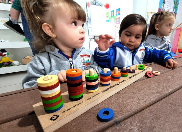 Penha - Secretaria de Educação inicia entrega do uniforme escolar de inverno