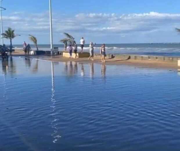 Barra Velha - Ressaca atinge praias e ondas invadem ruas no Centro da cidade