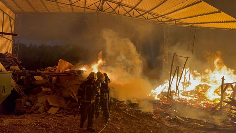 Itajaí - Incêndio destrói galpão com entulhos no bairro Itaipava