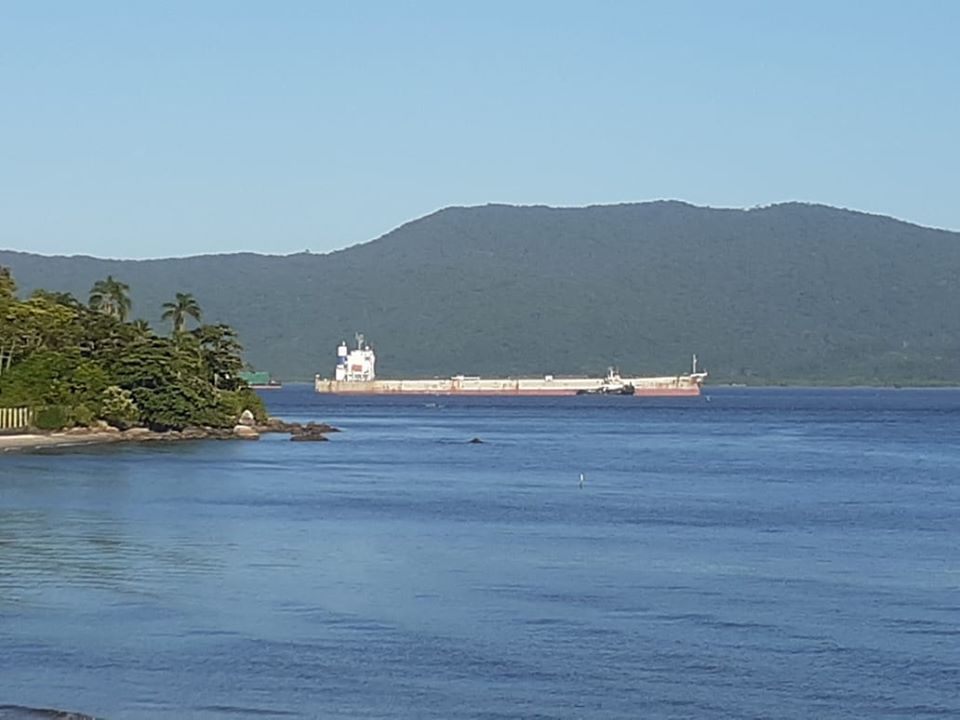 ENCALHOU: NAVIO AEOLIAN GRACE ENCALHA NA LAJE DA BARATA EM SÃO FRANCISCO DO SUL