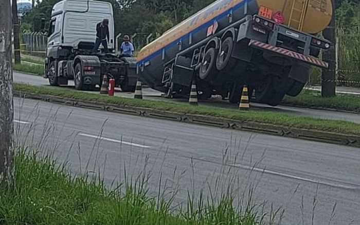 Risco de Explosão - Tanque de combustível se desprende de caminhão na Reinaldo Schmithausen