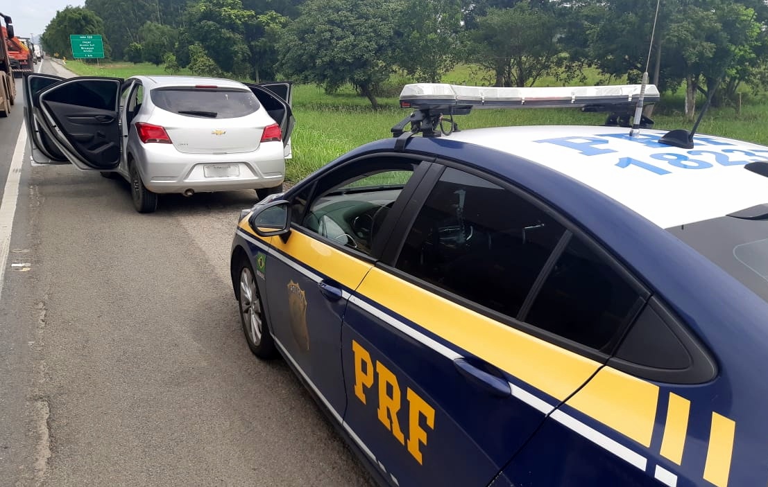 TAVA CLONADO: CARRO ROUBADO É RECUPERADO PELA PRF NA BR-101 EM ITAJAÍ