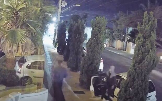 Balneário Piçarras - Ladrão furta pneus de estepe no Centro da cidade