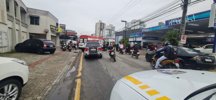 Acidente Fatal - Mulher cai de moto e morre atropelada por caminhão em Itajaí