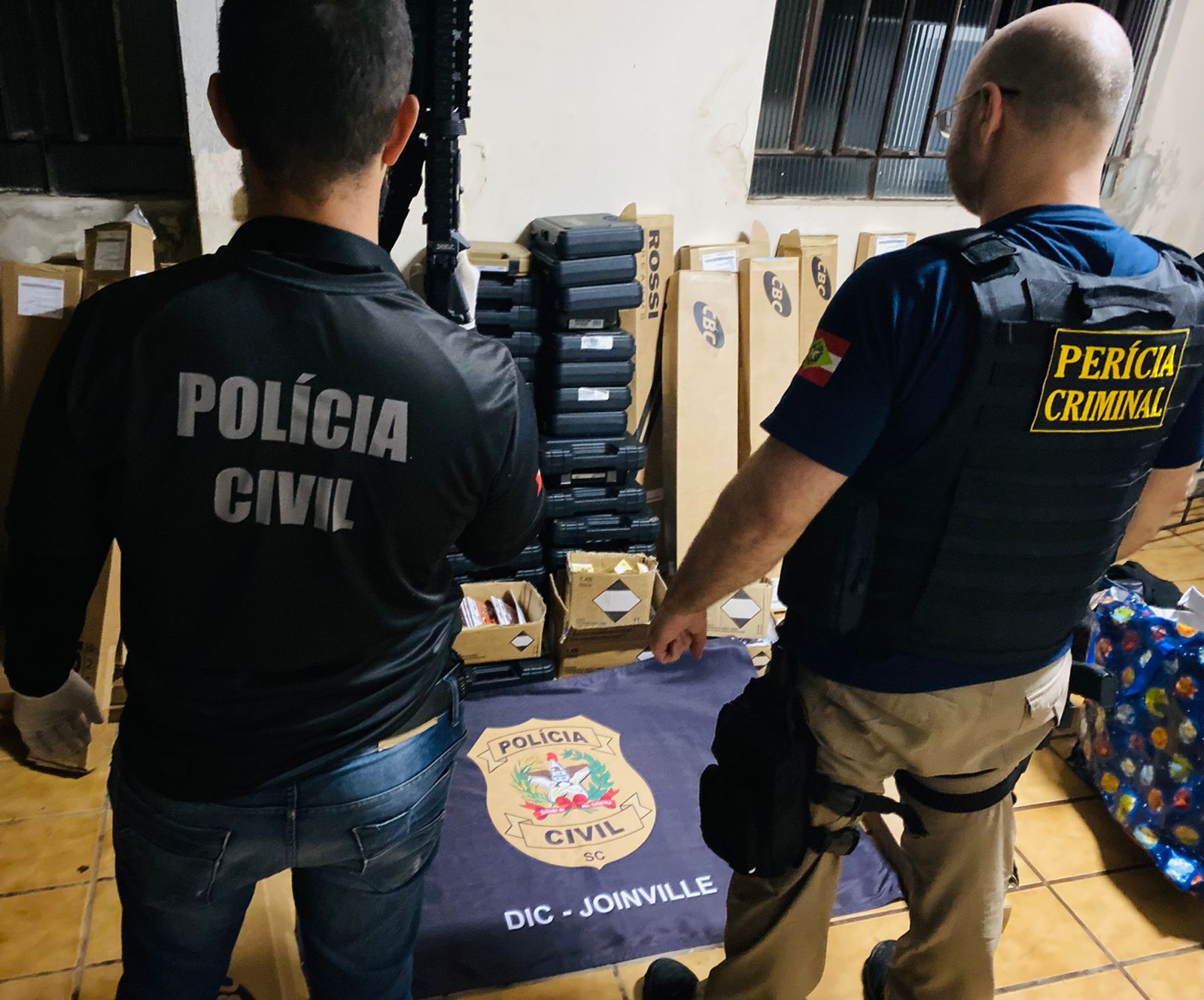 Polícia Civil recupera mais de 100 armas e três mil munições furtadas em loja de Joinville