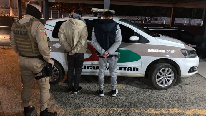 Balneário Piçarras – Dupla é presa por usar carro de aplicativo para o disque-drogas