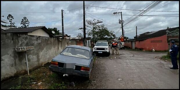 Balneário Piçarras – Polícia Militar e Prefeitura recolhem veículos/sucatas abandonados na cidade