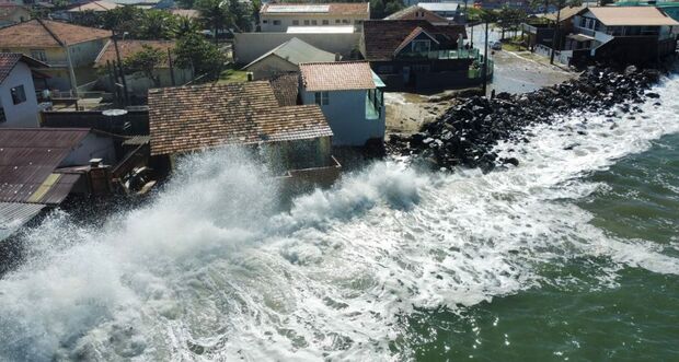 Ressaca – Maré alta atinge praias de Balneário Barra do Sul e Barra Velha