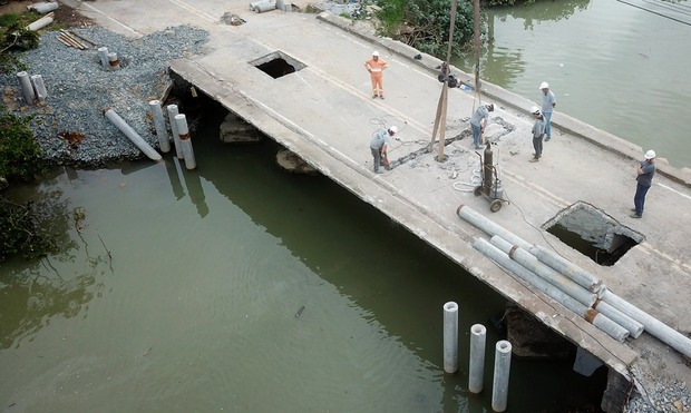 Penha - Ponte sobre o Rio Gravatá começa a ser demolida