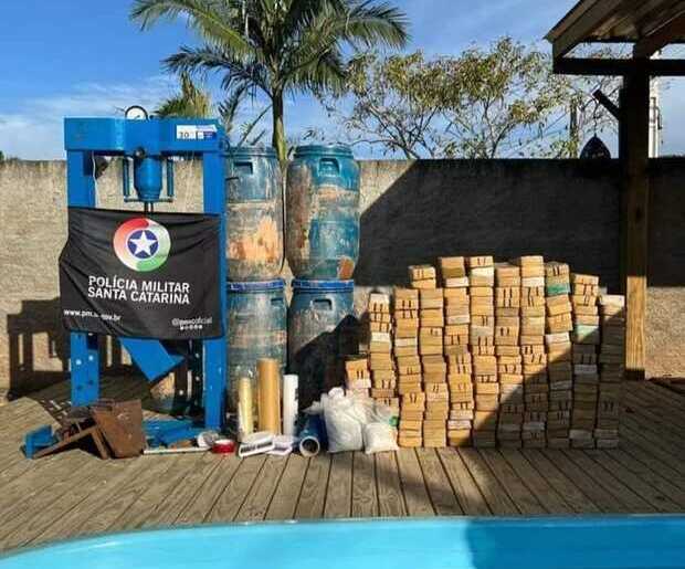 Debaixo do Deck – Traficante de Blumenau que escondia droga em Barra Velha é preso com cerca 200 quilos de crack