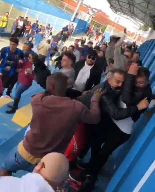 Confusão – Prefeito Douglas Elias da Costa, de Barra Velha, por pouco não é agredido na final do Municipal de futebol de campo, em Itajuba