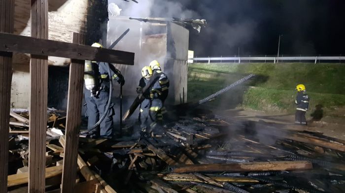 Fogueira sinistra – Incêndio destrói parcialmente galpão no bairro Carvalho, em Itajaí