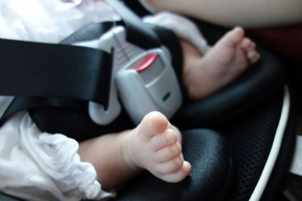 Descuido – Pai é preso após deixar bebê de 1 ano e 11 meses trancado em carro em estacionamento de supermercado, em Blumenau