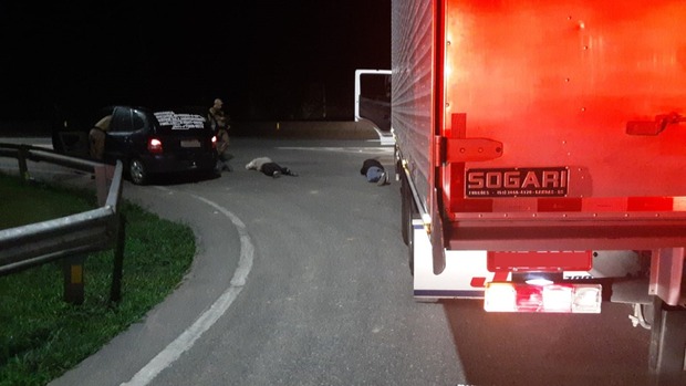 Garuva - Dupla é presa após roubar caminhão e manter motorista sob mira de arma de fogo