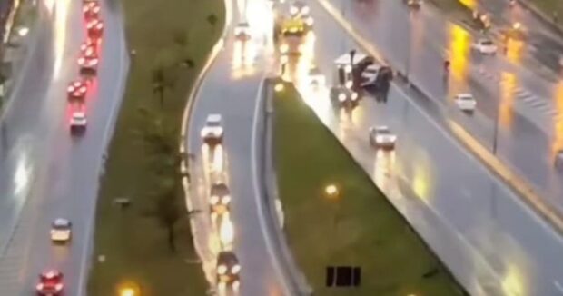 Trânsito Lento - Chuva e acidente travam a BR-101 em Itapema