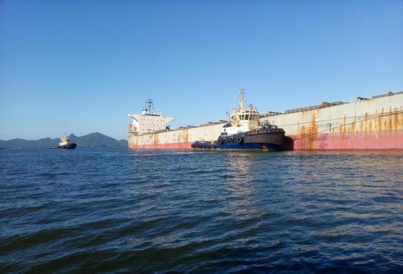 DESENCALHOU: NAVIO GRANELEIRO QUE ESTAVA ENCALHADO NO CANAL DE ACESSO DO PORTO DE SÃO FRANCISCO DO SUL FOI RETIRADO DA BACIA DE EVOLUÇÃO