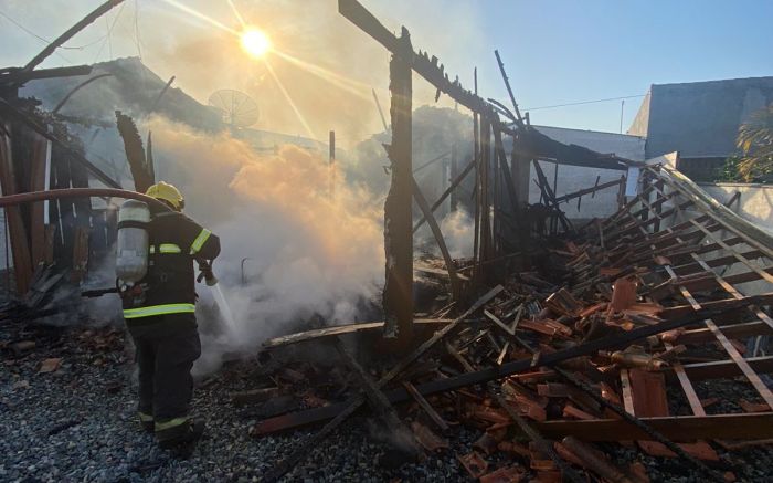 Balneário Piçarras - Casa de veraneio é destruída por incêndio no bairro Itacolomi