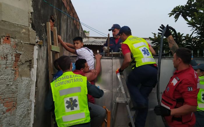 Navegantes - Menino de 10 anos fica pendurado em portão no bairro Porto das Balsas