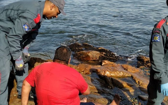 Penha – Homem cai do costão da praia do Bananal e é resgatado com ajuda de populares