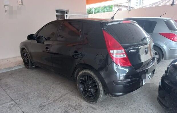 Balneário Piçarras – Polícia Militar recupera carro roubado com placa alterada com fita isolante no Centro da cidade