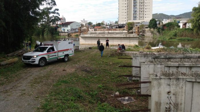 Itajaí – Corpo de homem é resgatado no rio Itajaí Mirim