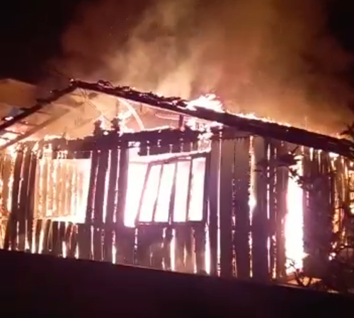 Penha – Incêndio destrói casa em Armação e morador em estado de choque e resgatado pelos Bombeiros