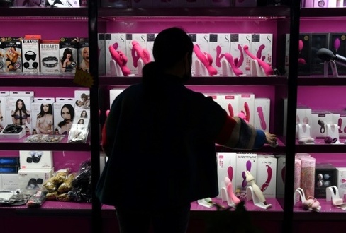 Presente pra namorada - Homem é preso após furtar dois vibradores de sex shop