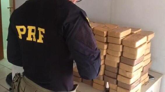 Na contramão – Motorista tenta fugir com 210 quilos de maconha, atropela ciclista e é preso pela PRF