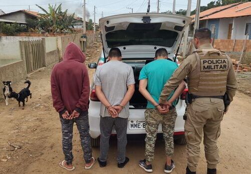 Flagrante – Três jovens são flagrados com carro furtado em Itajaí, no bairro Itacolomi, em Balneário Piçarras