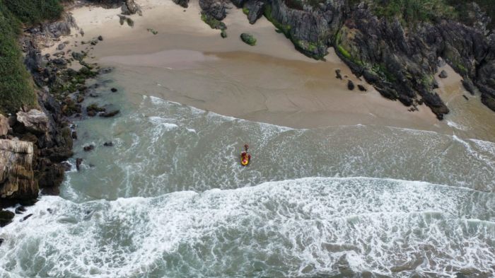 Itajaí - Corpo de homem é encontrado boiando no mar do Canto do Morcego