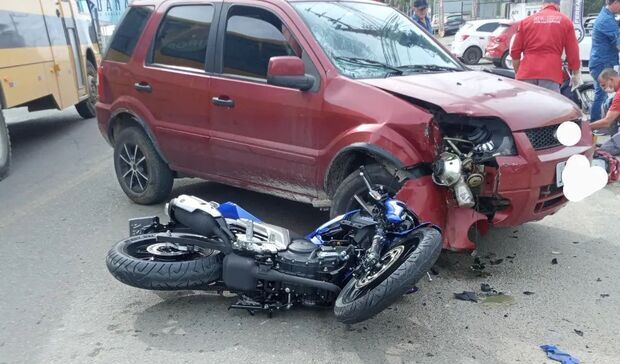 Penha – Acidente na Variante entre Ecosport e moto deixa motociclista ferido na perna direita