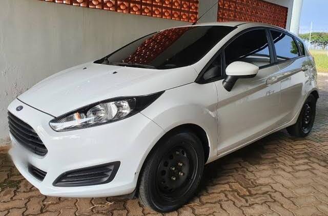 Penha – Dupla assalta professora do Colégio Manoel Henrique de Assis e foge levando Fiesta branco
