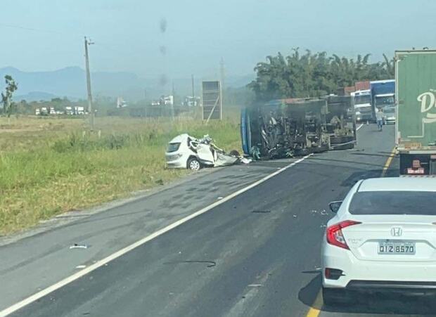 Acidente Fatal - Motorista de Gol morre ao bater de frente com caminhão-tanque e BR-470 fica completamente interditada em Ilhota