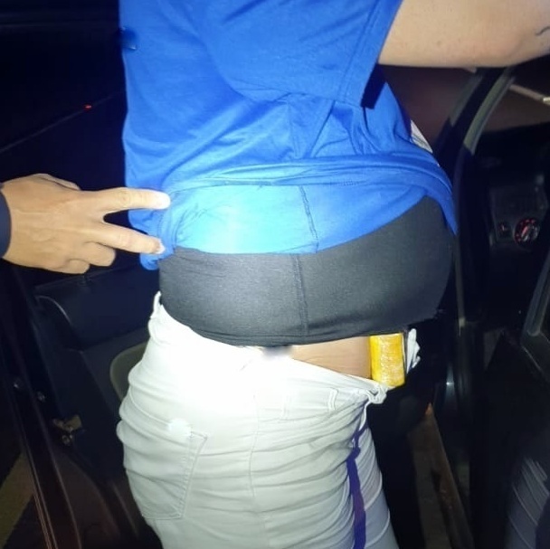 Falsa gravidez – Mulher é flagrada com um quilo de cocaína na barriga na BR-101