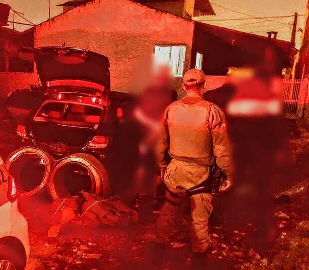 Perseguição e Flagrante – Trio é preso após furto de fios de cobre em construção no Centro de Penha