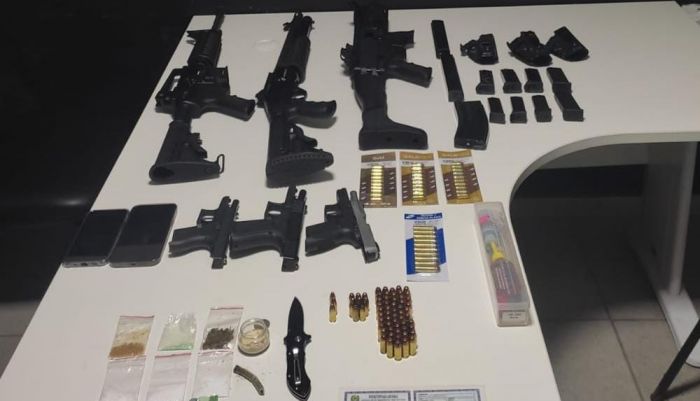 Tiro pela Culatra - Homem que deu tiro na barriga tinha arsenal em casa e porções de maconha e cocaína